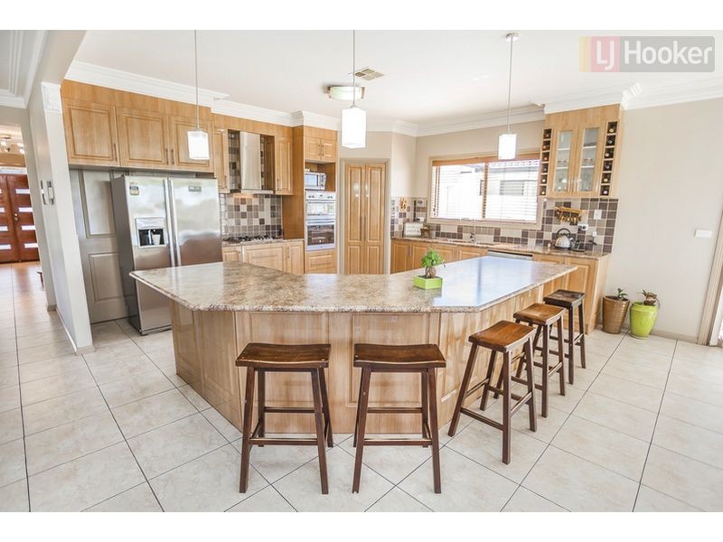 2 Colchester Circuit, Roxburgh Park VIC 3064