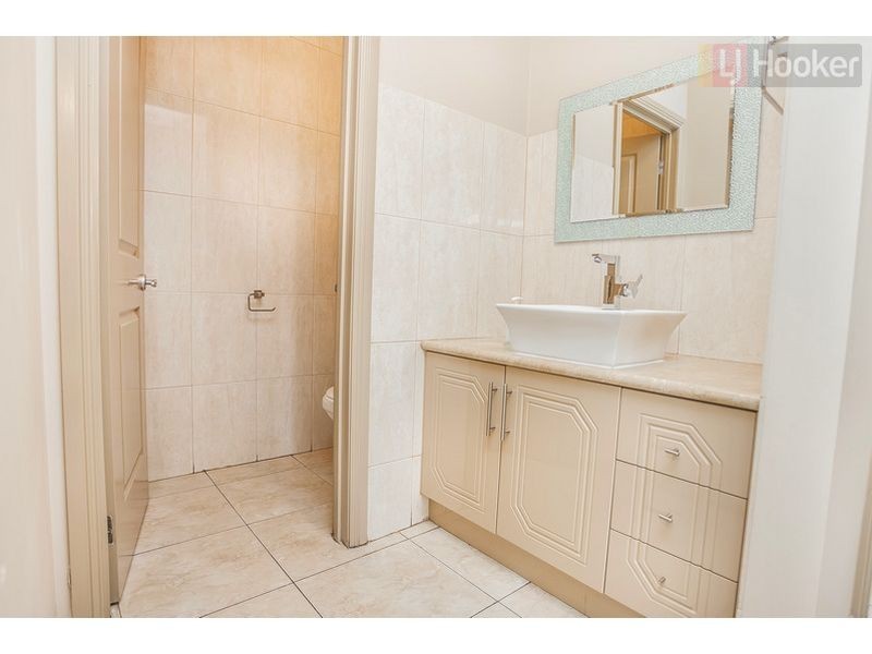 2 Colchester Circuit, Roxburgh Park VIC 3064