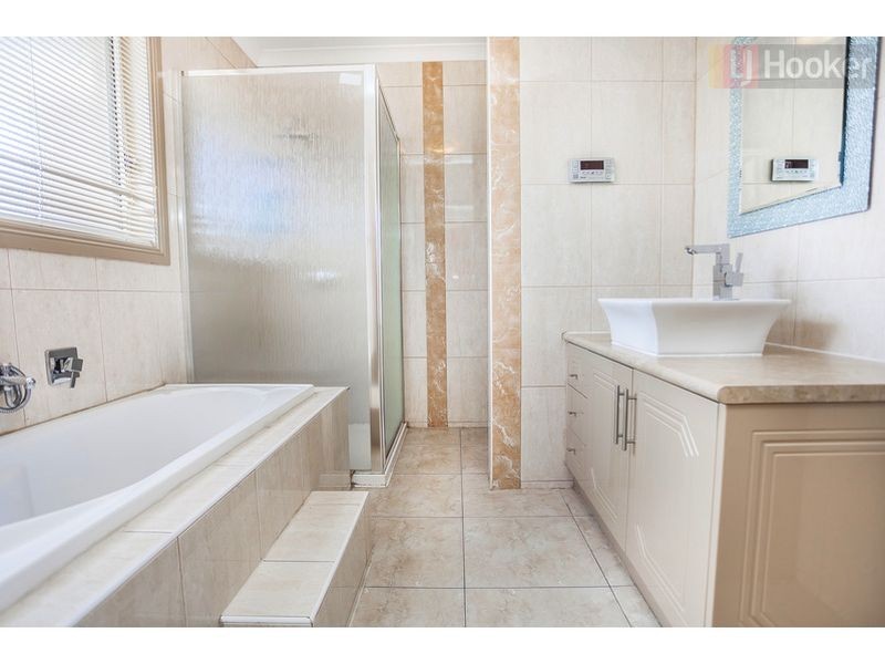 2 Colchester Circuit, Roxburgh Park VIC 3064