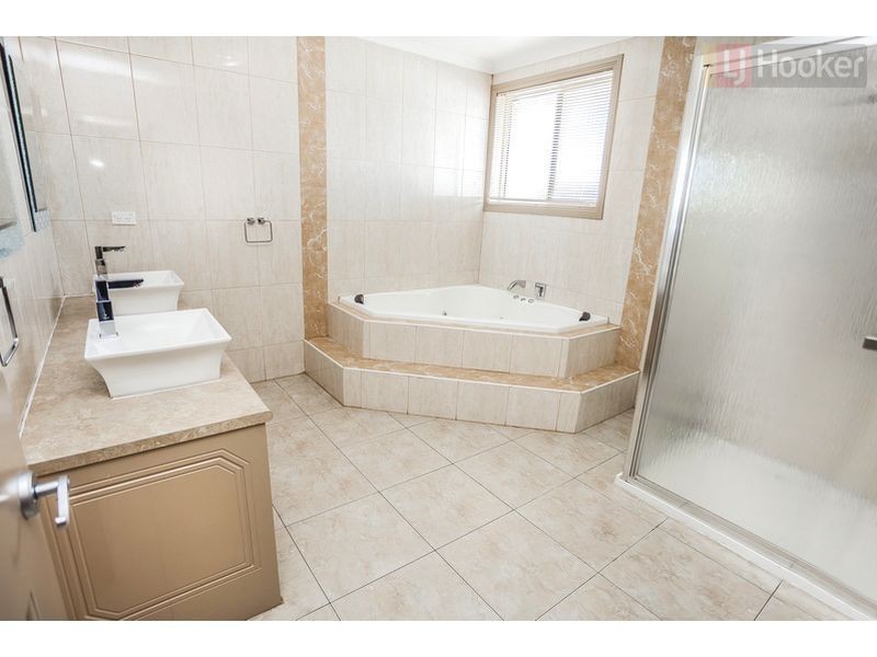2 Colchester Circuit, Roxburgh Park VIC 3064