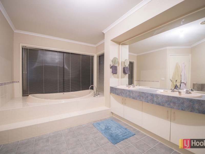 8 Boyden Square, Roxburgh Park VIC 3064