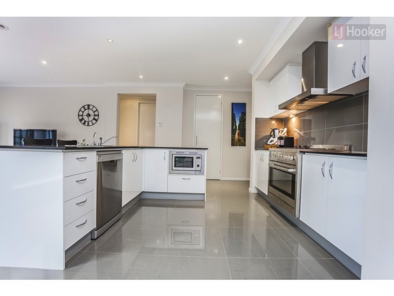 18 Black Wattle Road, Craigieburn VIC 3064