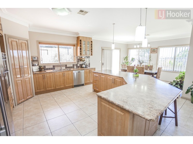 2 Colchester Circuit, Roxburgh Park VIC 3064