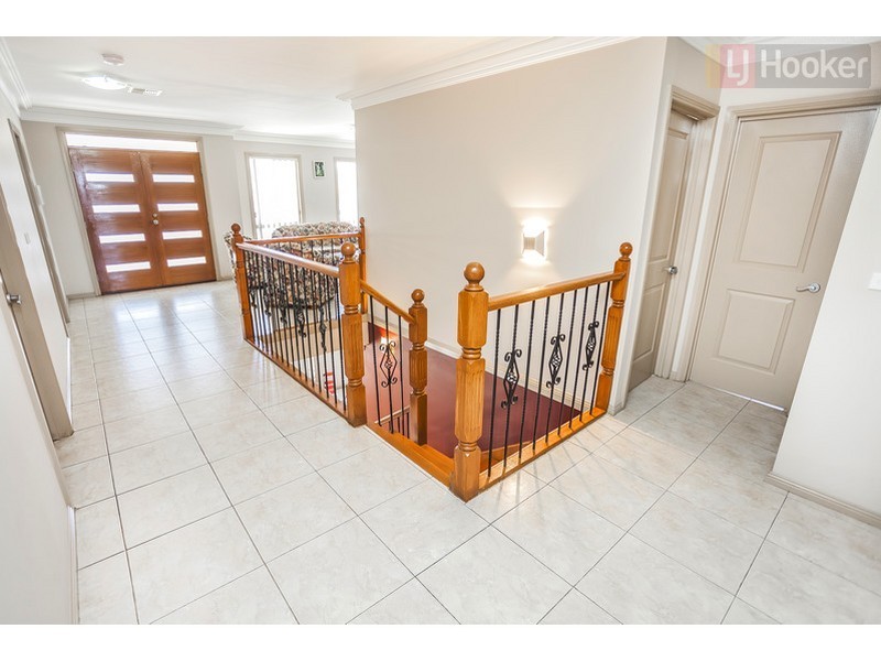 2 Colchester Circuit, Roxburgh Park VIC 3064