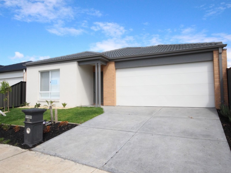 33 Peninsula Cres, Craigieburn VIC 3064