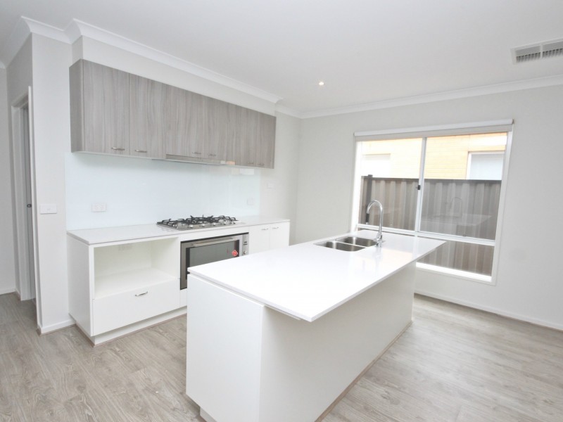 33 Peninsula Cres, Craigieburn VIC 3064