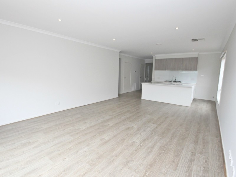 33 Peninsula Cres, Craigieburn VIC 3064