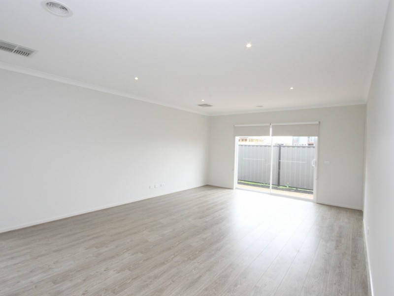 33 Peninsula Cres, Craigieburn VIC 3064