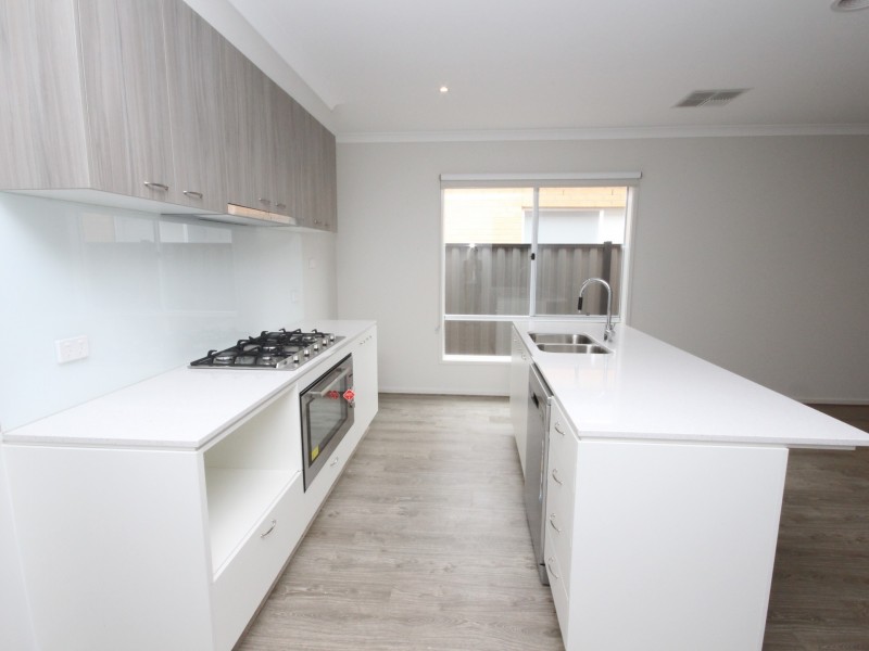 33 Peninsula Cres, Craigieburn VIC 3064