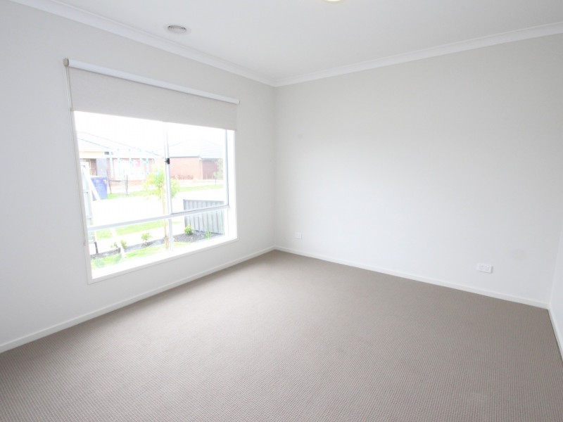 33 Peninsula Cres, Craigieburn VIC 3064