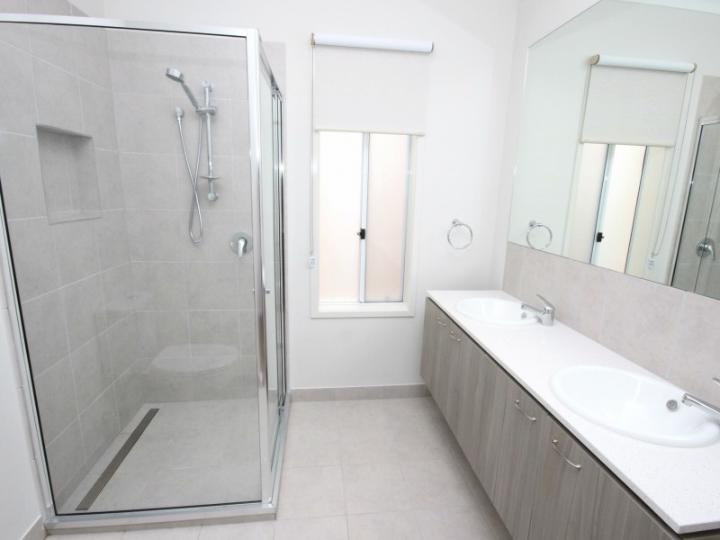 33 Peninsula Cres, Craigieburn VIC 3064