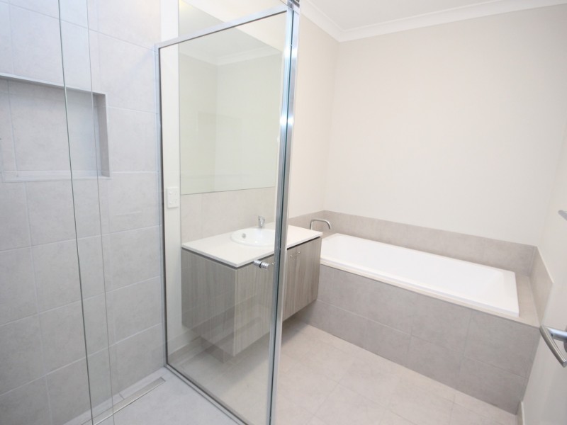 33 Peninsula Cres, Craigieburn VIC 3064