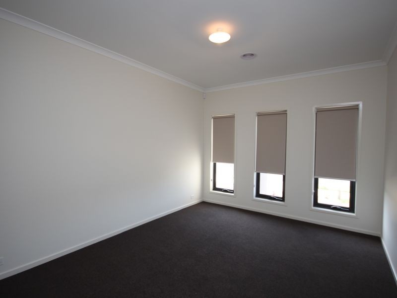 24 Lemon Myrtle Way, Craigieburn VIC 3064