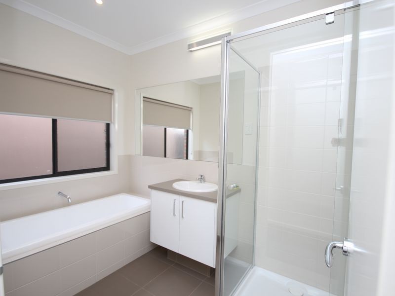 24 Lemon Myrtle Way, Craigieburn VIC 3064