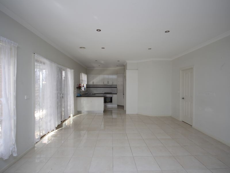 2/13 Green Valley Grove, Meadow Heights VIC 3048