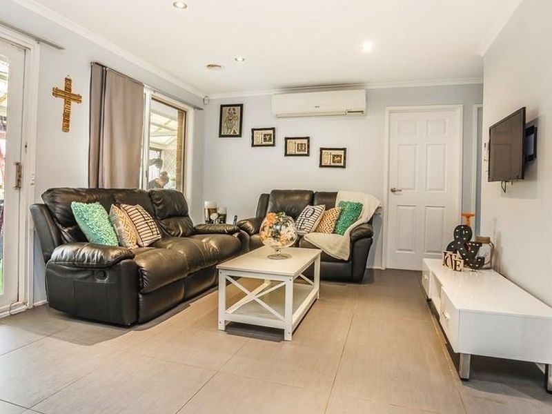 6 Wintle Close, Roxburgh Park VIC 3064