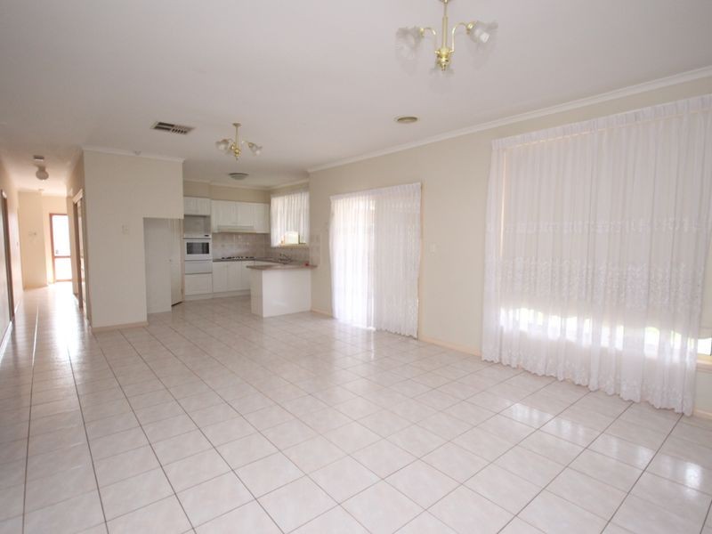 86 McKenzie Cres, Roxburgh Park VIC 3064