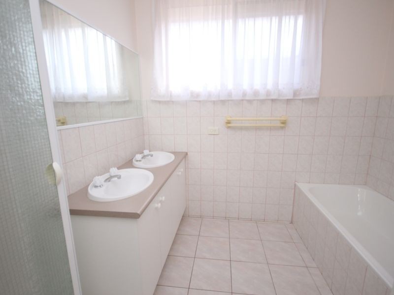 86 McKenzie Cres, Roxburgh Park VIC 3064