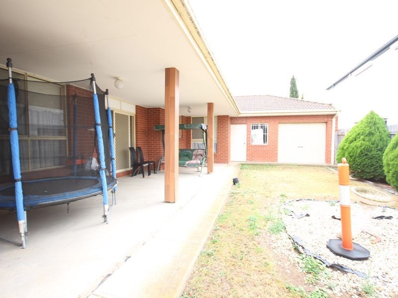 86 McKenzie Cres, Roxburgh Park VIC 3064