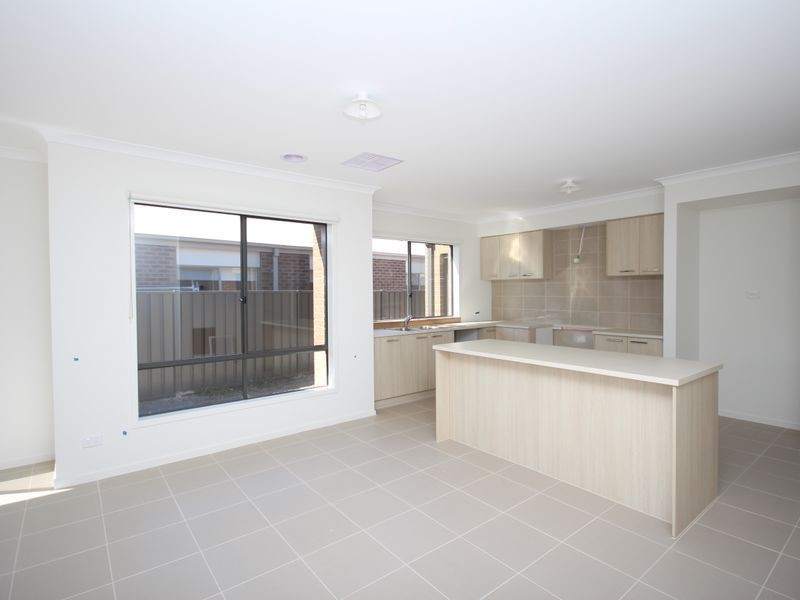 17 Green Range Vista, Roxburgh Park VIC 3064