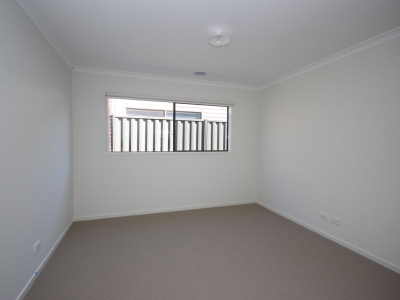 17 Green Range Vista, Roxburgh Park VIC 3064