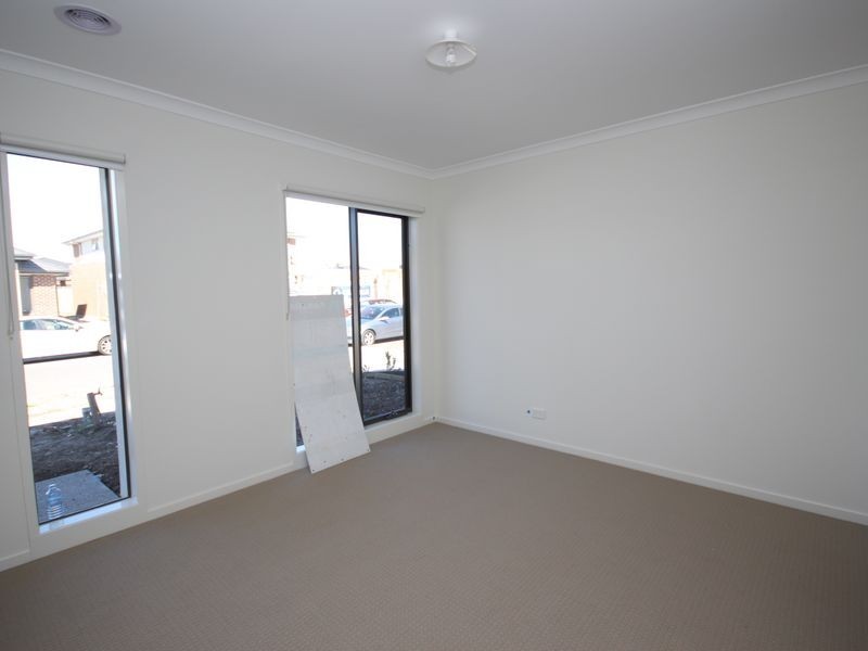 17 Green Range Vista, Roxburgh Park VIC 3064