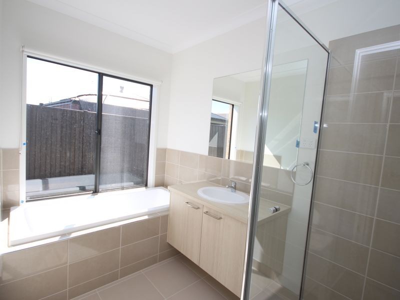 17 Green Range Vista, Roxburgh Park VIC 3064