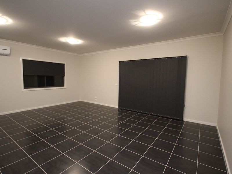 8 Fame Way, Craigieburn VIC 3064