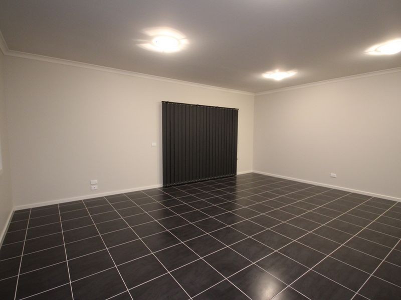 8 Fame Way, Craigieburn VIC 3064