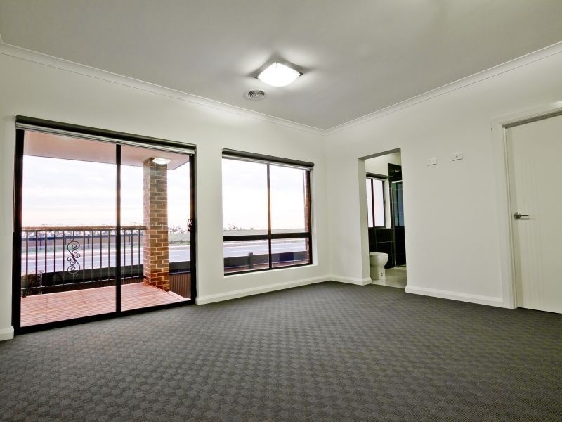 39 Woodside way, Roxburgh Park VIC 3064