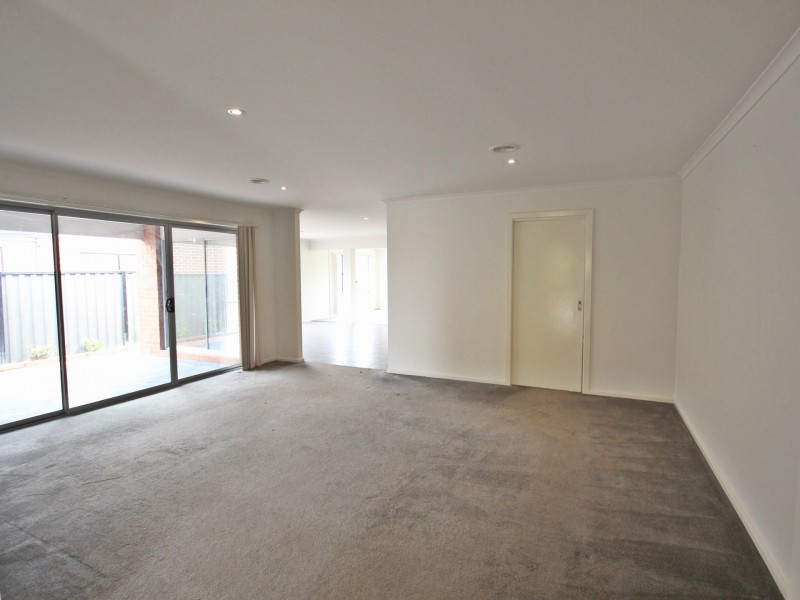 2 Korab Place, Roxburgh Park VIC 3064