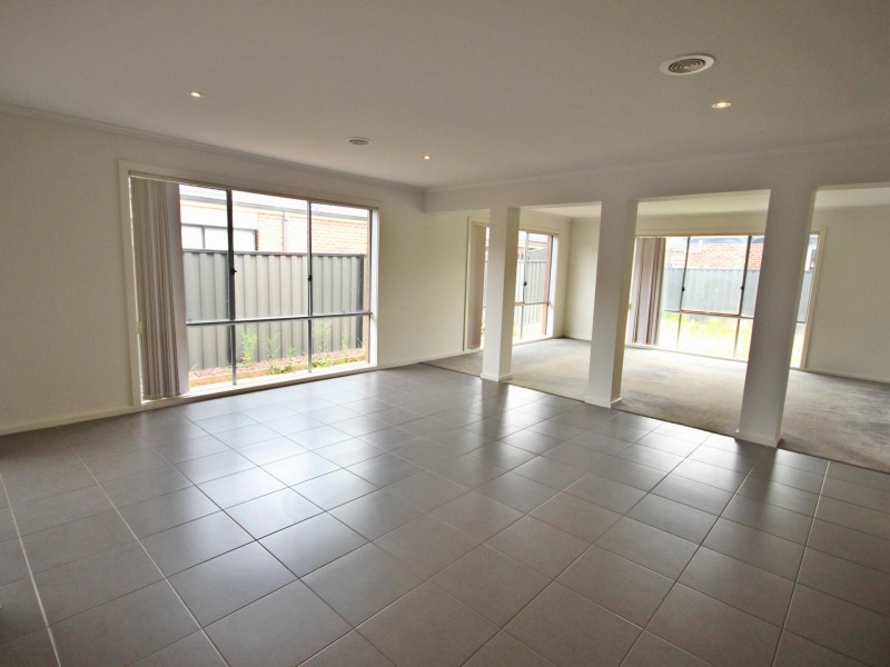 2 Korab Place, Roxburgh Park VIC 3064