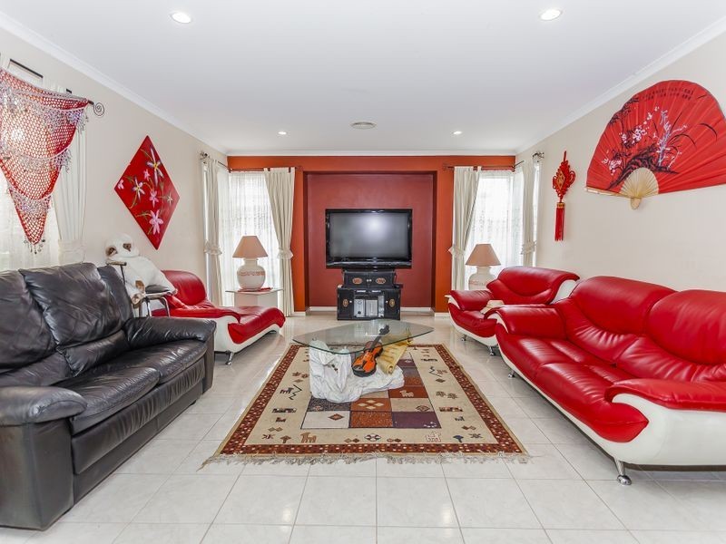 32 Salween Crescent, Roxburgh Park VIC 3064