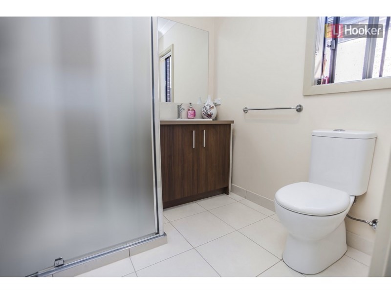 8 Scoria Cct, Craigieburn VIC 3064