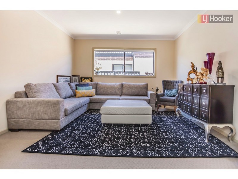 8 Scoria Cct, Craigieburn VIC 3064