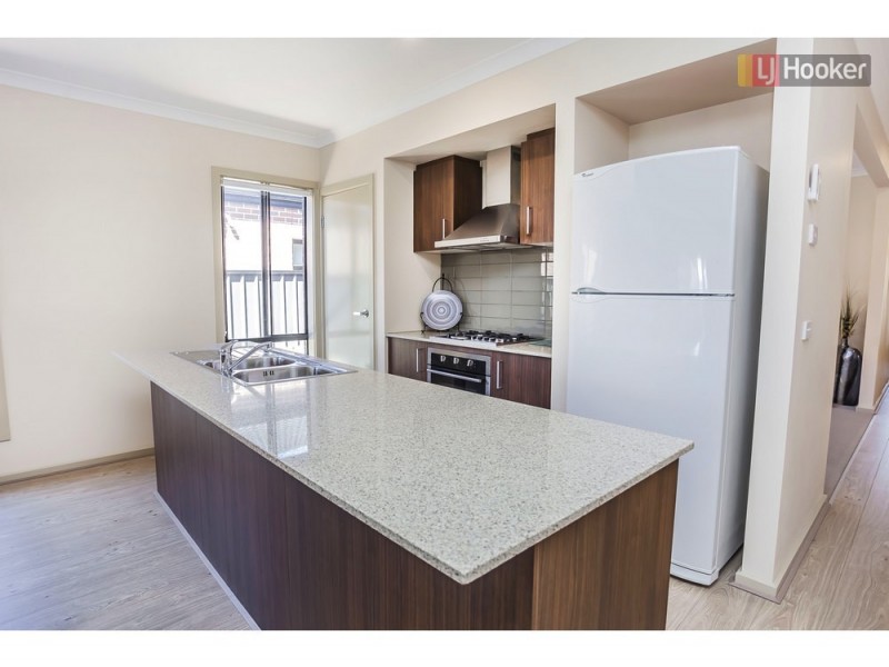 8 Scoria Cct, Craigieburn VIC 3064