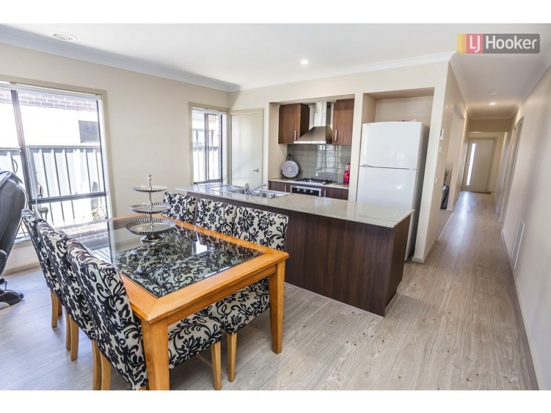 8 Scoria Cct, Craigieburn VIC 3064