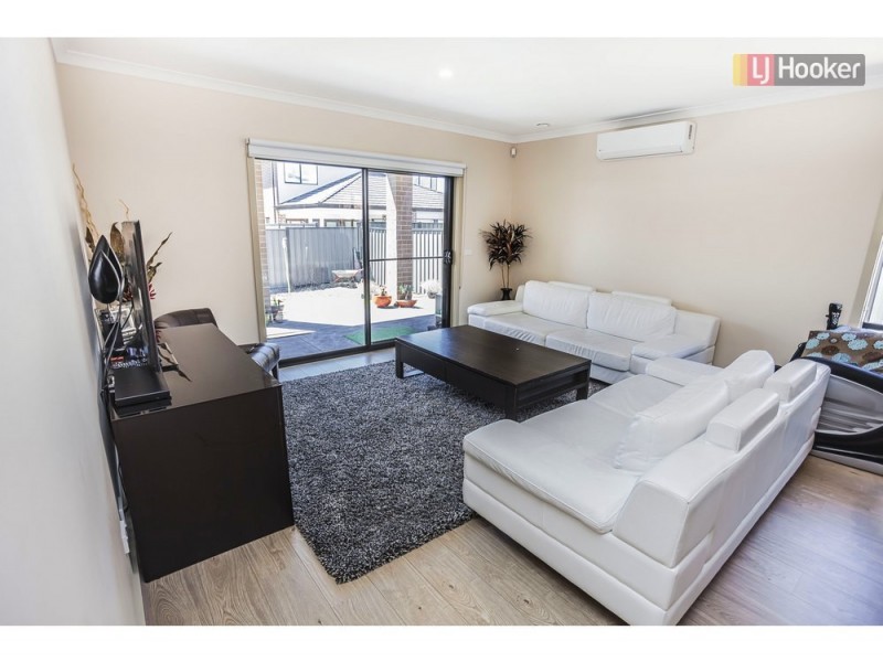 8 Scoria Cct, Craigieburn VIC 3064
