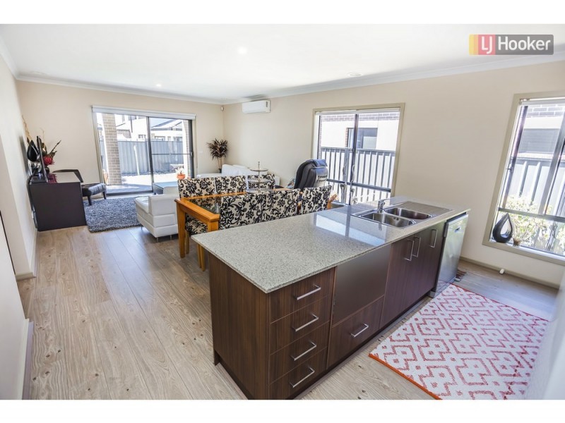 8 Scoria Cct, Craigieburn VIC 3064