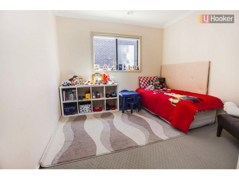 8 Scoria Cct, Craigieburn VIC 3064