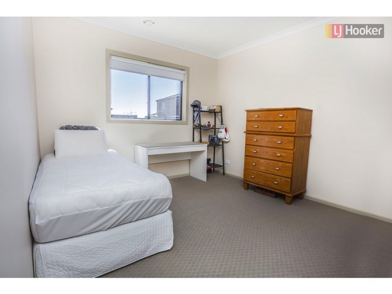 8 Scoria Cct, Craigieburn VIC 3064