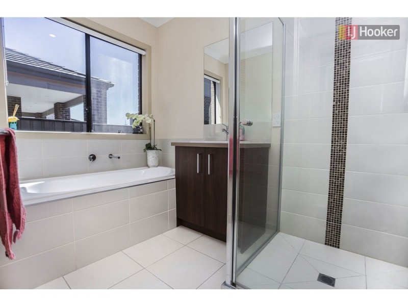 8 Scoria Cct, Craigieburn VIC 3064