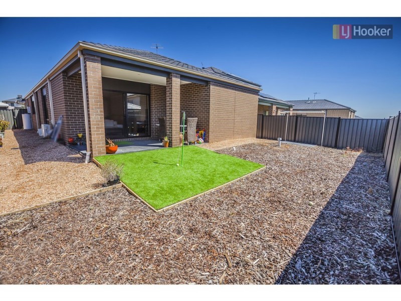 8 Scoria Cct, Craigieburn VIC 3064