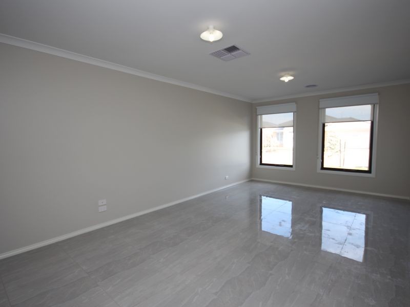 39 Scoria Circuit, Craigieburn VIC 3064