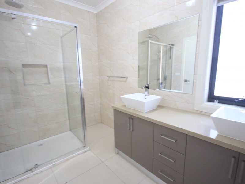 7 Recreation St, Roxburgh Park VIC 3064