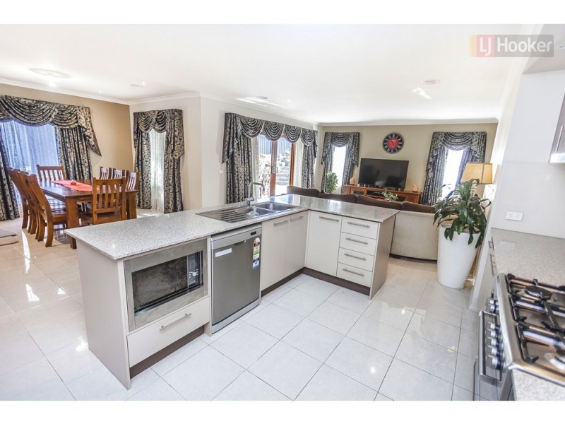 19 Mallard Cct, Craigieburn VIC 3064