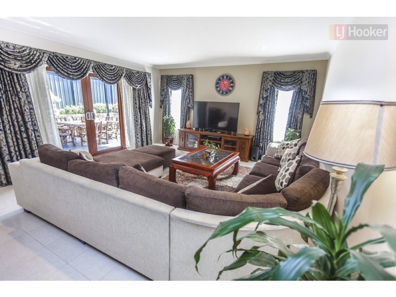 19 Mallard Cct, Craigieburn VIC 3064