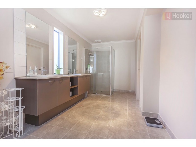 19 Mallard Cct, Craigieburn VIC 3064