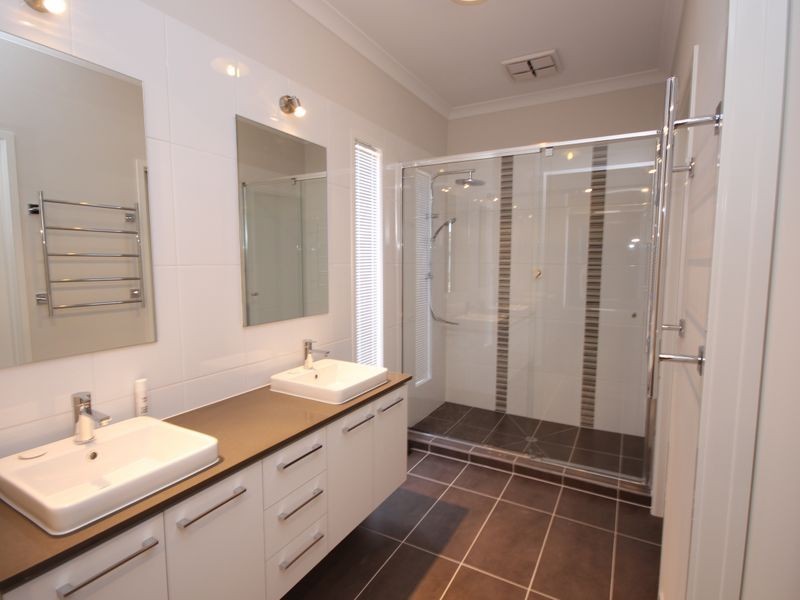 5 Scoria Circuit, Craigieburn VIC 3064