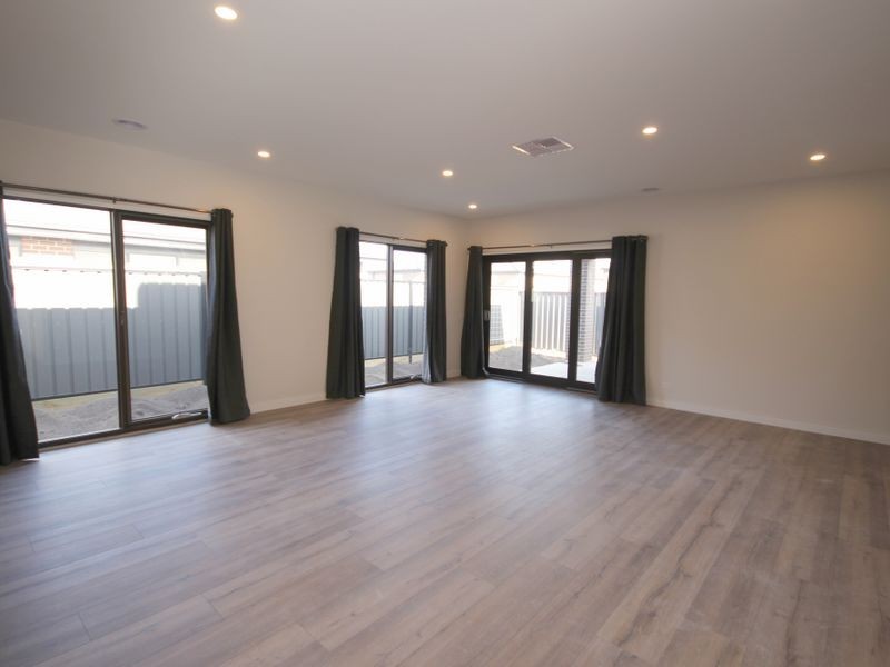 5 Scoria Circuit, Craigieburn VIC 3064